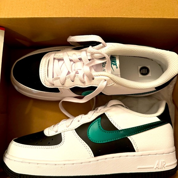Nike Air Force 1 LV8 2 GS 'White Black Malachite’ - Picture 1 of 3